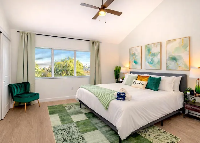 Holiday home Emerald Palm- Luxury 3br- Pool, King Beds, Spacious, Quiet, Garage, Close To Airport And Oldtown *
