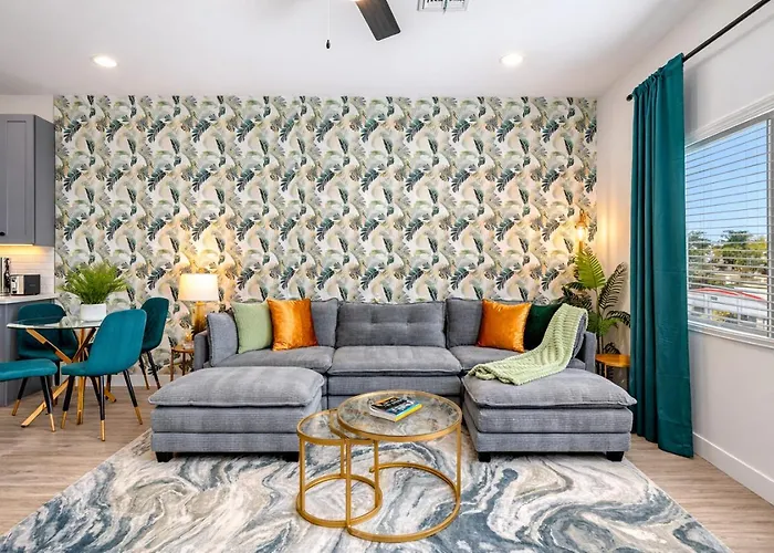Emerald Palm- Luxury 3br- Pool, King Beds, Spacious, Quiet, Garage, Close To Airport And Oldtown Holiday home