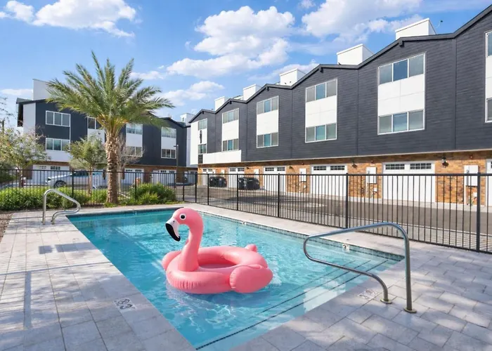 Emerald Palm- Luxury 3br- Pool, King Beds, Spacious, Quiet, Garage, Close To Airport And Oldtown *