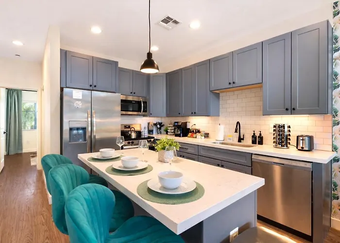 Emerald Palm- Luxury 3br- Pool, King Beds, Spacious, Quiet, Garage, Close To Airport And Oldtown Holiday home *