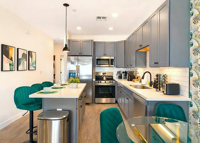 Holiday home Emerald Palm- Luxury 3br- Pool, King Beds, Spacious, Quiet, Garage, Close To Airport And Oldtown *