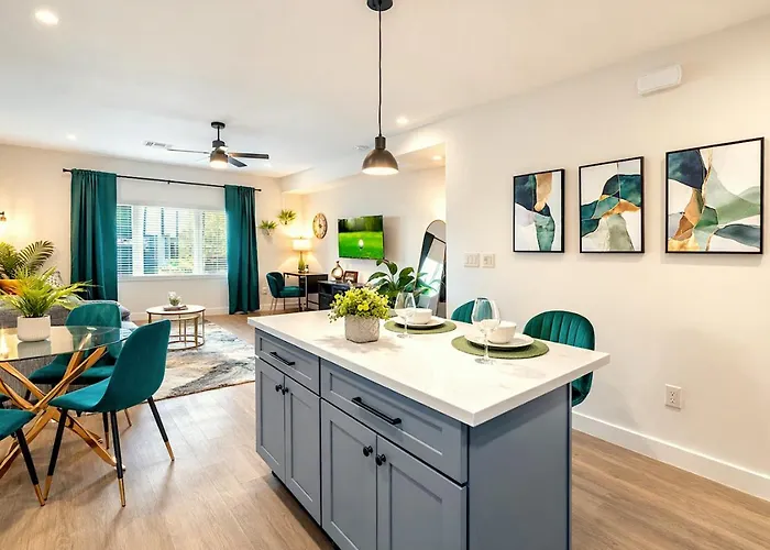 Emerald Palm- Luxury 3br- Pool, King Beds, Spacious, Quiet, Garage, Close To Airport And Oldtown *