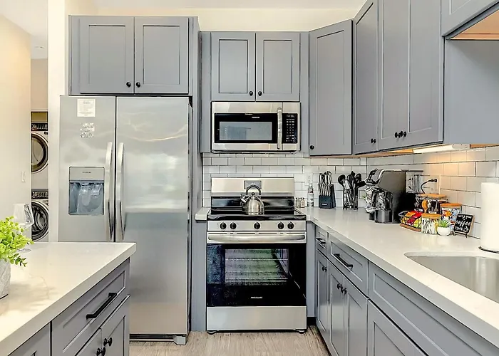 Emerald Palm- Luxury 3br- Pool, King Beds, Spacious, Quiet, Garage, Close To Airport And Oldtown *