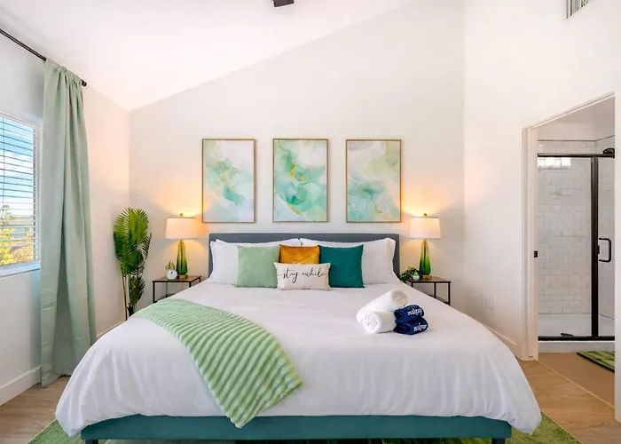 Emerald Palm- Luxury 3br- Pool, King Beds, Spacious, Quiet, Garage, Close To Airport And Oldtown *