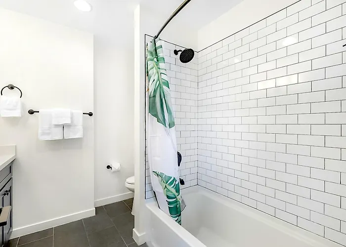 Holiday home Emerald Palm- Luxury 3br- Pool, King Beds, Spacious, Quiet, Garage, Close To Airport And Oldtown *