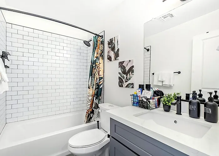 Emerald Palm- Luxury 3br- Pool, King Beds, Spacious, Quiet, Garage, Close To Airport And Oldtown