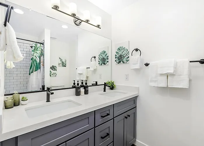 Emerald Palm- Luxury 3br- Pool, King Beds, Spacious, Quiet, Garage, Close To Airport And Oldtown Holiday home *