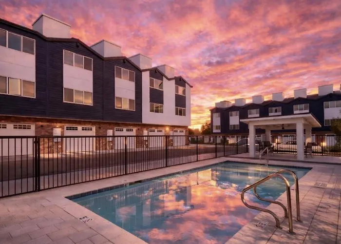 Emerald Palm- Luxury 3br- Pool, King Beds, Spacious, Quiet, Garage, Close To Airport And Oldtown Phoenix