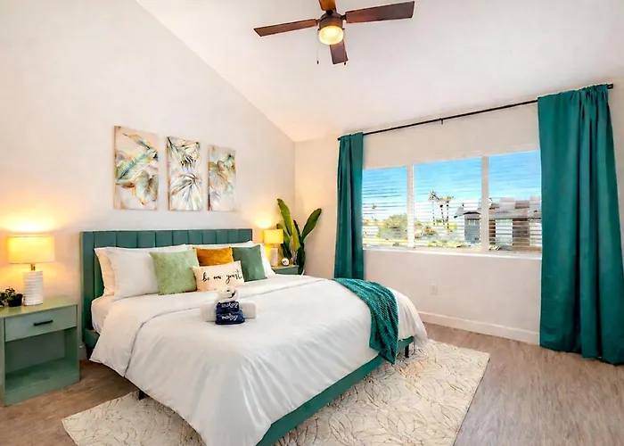 Holiday home Emerald Palm- Luxury 3br- Pool, King Beds, Spacious, Quiet, Garage, Close To Airport And Oldtown