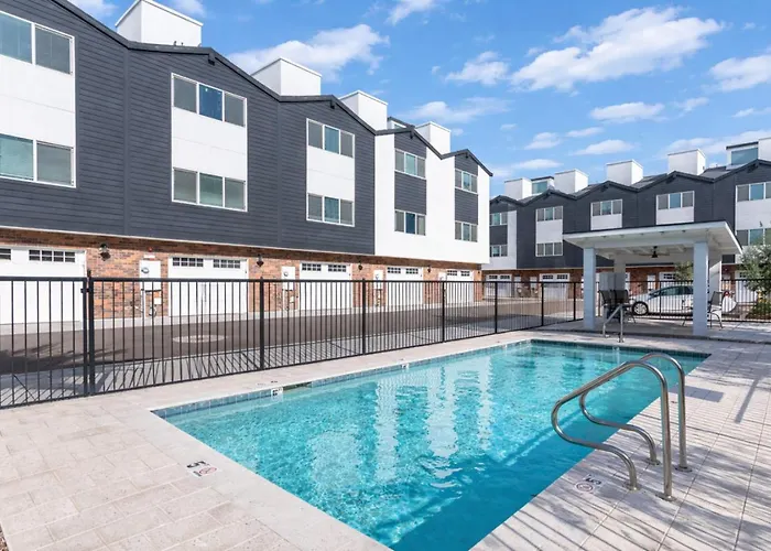 Emerald Palm- Luxury 3br- Pool, King Beds, Spacious, Quiet, Garage, Close To Airport And Oldtown *